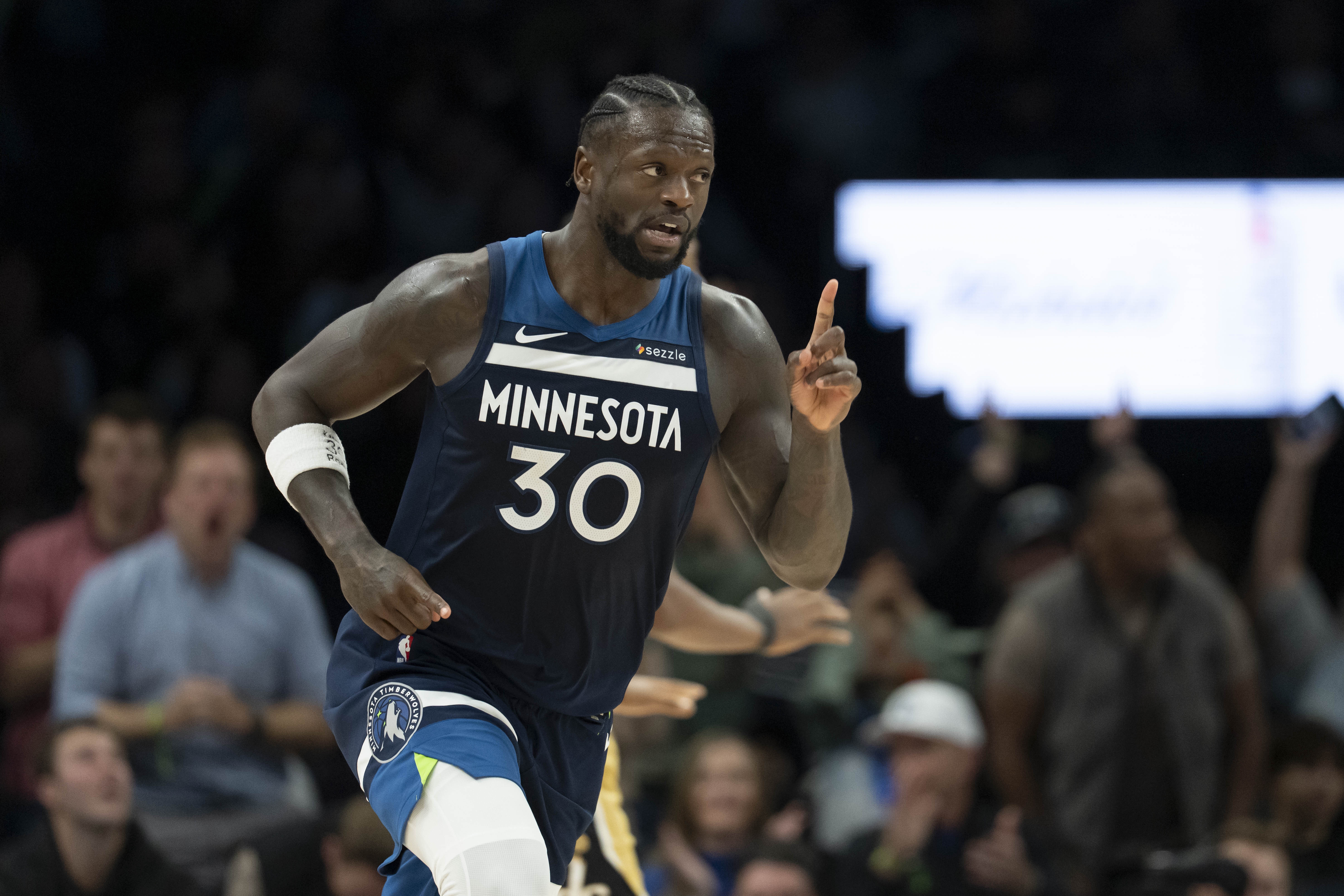 耀世娱乐APP-表现不俗！兰德尔半场11投5中&amp;罚球2中2得13分4板1断 正负值+14