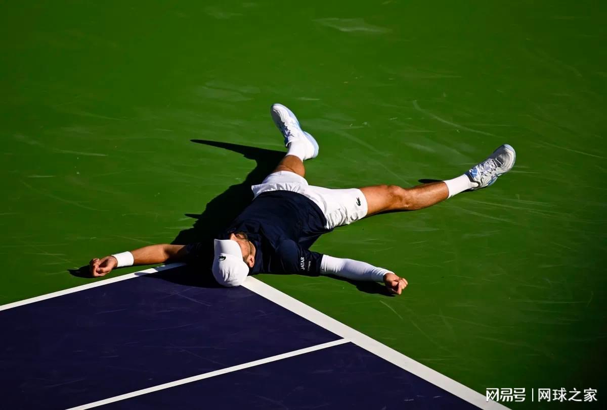 Yaoshi ent-德约科维奇比赛中途呕吐，印第安维尔斯酷热天气引发惊险一幕